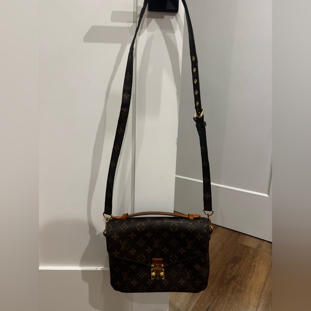 This item is a Louis Vuitton Pochette Métis handbag in Monogram canvas.